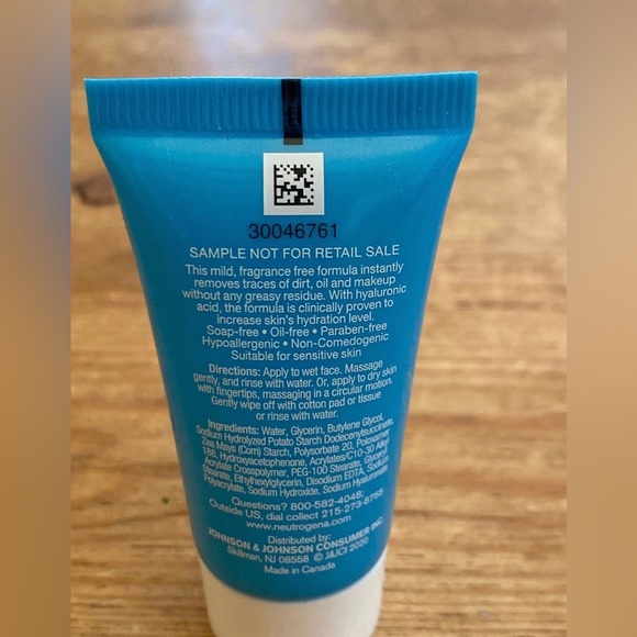 Neutrogena® (Sample 0.5Fl Oz) Unisex Hydro Boost Gentle Cleansing Lotion - Picture 3 of 4